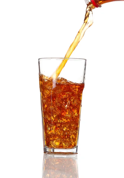 Cola gieten in een glas, geïsoleerd op witte achtergrond — Stockfoto