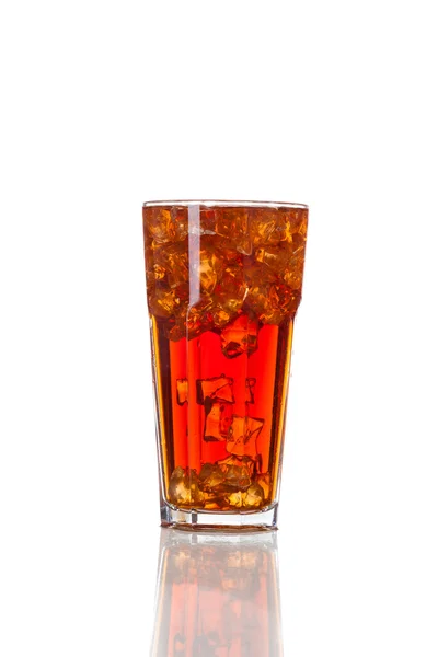 Cola-Getränk im Glas, isoliert auf weißem Hintergrund — Stockfoto