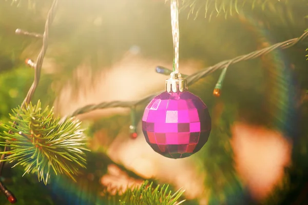 Adornos del árbol de Navidad en el abeto de navidad — Foto de Stock