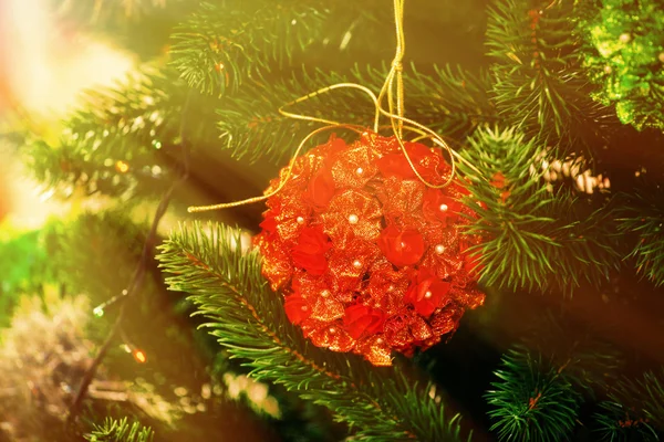 Decorações de árvore de Natal em um abeto de Natal — Fotografia de Stock