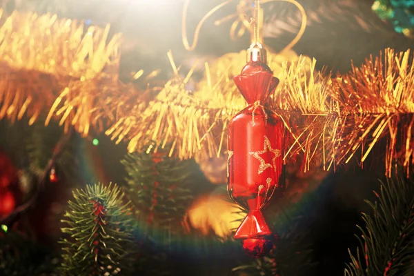 Kerstboom decoraties op een spar-kerstboom — Stockfoto