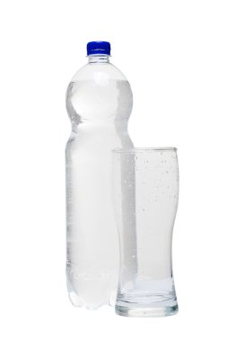 Beyaz arka planda izole edilmiş bir şişe soda.