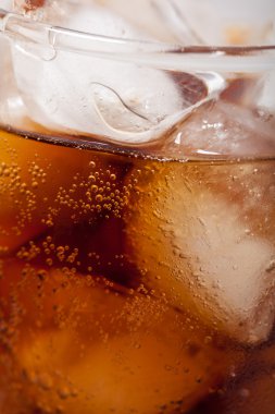 Cola buz küpleri ile yakın çekim