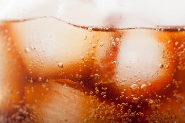 Cola buz küpleri ile yakın çekim