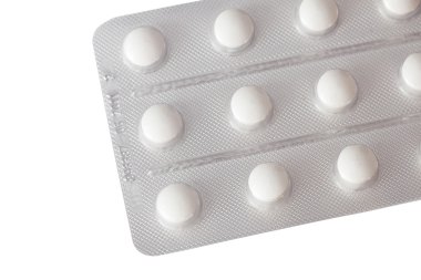 Beyaz arka plan üzerinde izole yakın çekim ambalaj hapları