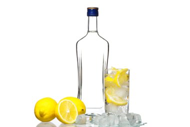 şarap ve Votka limon ve wh izole buz cam şişe