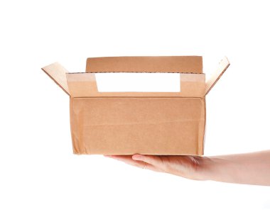 beyaz zemin üzerinde elinde posta parsel