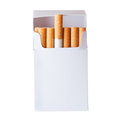 Beyaz arka planda izole edilmiş sigara paketleri