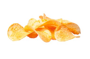 Beyaz arkaplanda patates cipsi