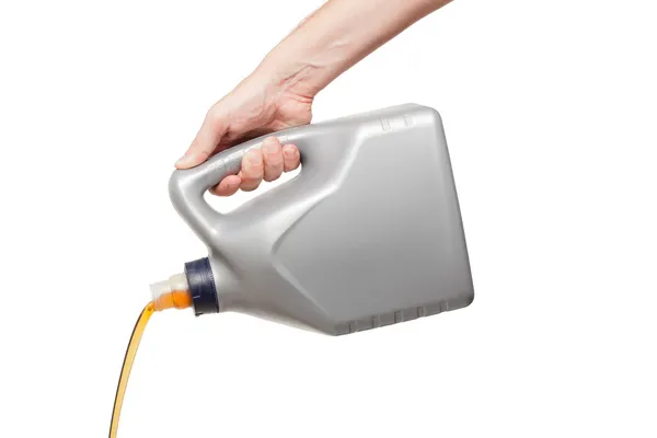 发动机油浇注筒从手上白色的 bac 孤立 — 图库照片
