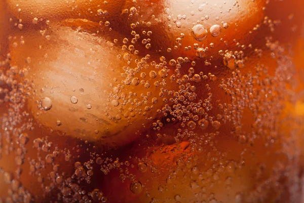 Cola com cubos de gelo de perto — Fotografia de Stock