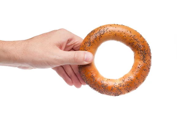 Ringbrot (Bagel) in der Hand isoliert auf weiß — Stockfoto