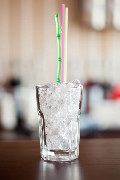 Copo de cola com gelo no bar — Fotografia de Stock