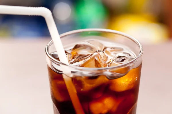 Glas cola met ijs op de bar — Stockfoto