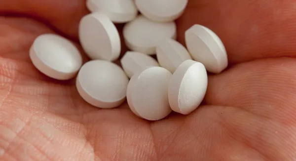 Pillole a portata di mano primo piano isolato su bianco — Foto Stock