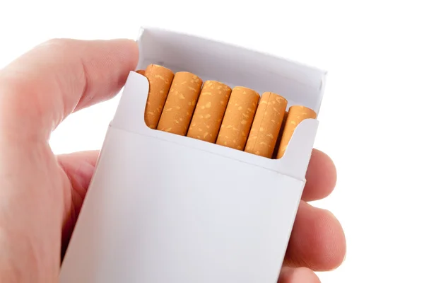 Paket sigara elinde beyaz zemin üzerine izole — Stok fotoğraf
