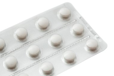 Beyaz arka plan üzerinde izole yakın çekim ambalaj hapları