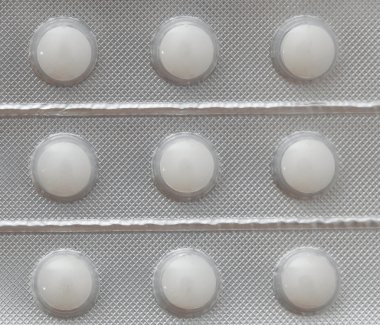 Beyaz arka plan üzerinde izole yakın çekim ambalaj hapları