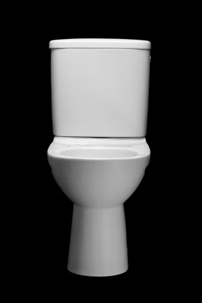 Белый керамический туалет изолирован на черном фоне — стоковое фото