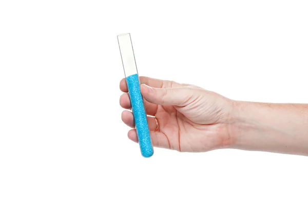 Kemiska provrör med blå ämne i handen isolerad på w — Stockfoto