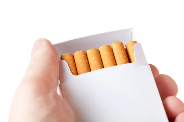 Envase de cigarrillos en mano, aislado sobre fondo blanco —  Fotos de Stock