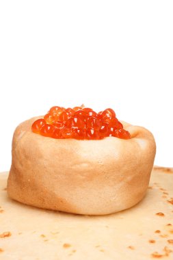 beyaz zemin üzerinde havyar ile kavrulmuş krep