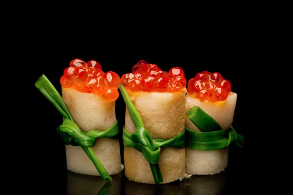 havyar siyah arka plan üzerine kavrulmuş krep