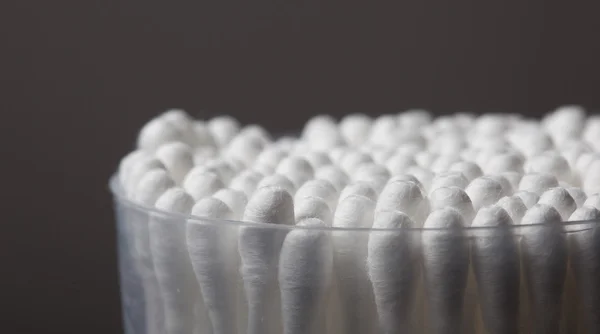 Bunch e botões de algodão separados com embalagem de plástico em um ba escuro — Fotografia de Stock