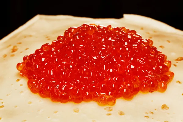 Tortitas asadas con caviar sobre el fondo negro —  Fotos de Stock