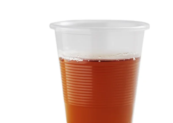 Klar plast kopp med te isolerad på vit bakgrund — Stockfoto