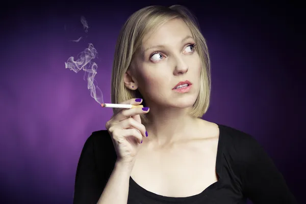 Jonge vrouw rookt sigaret — Stockfoto