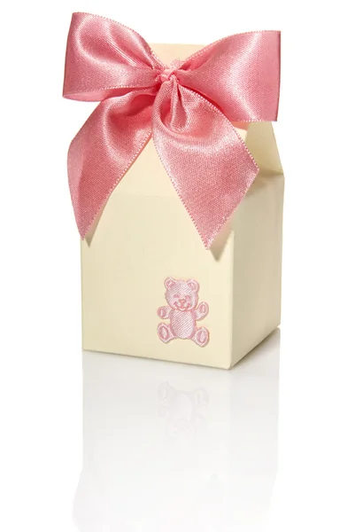 Caja de regalo con cinta rosa y oso — Foto de Stock