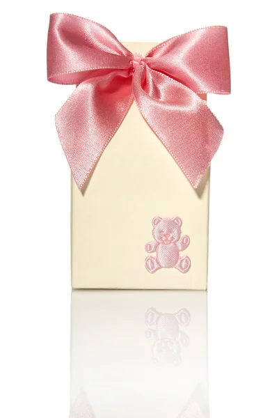 Подарочная коробка с розовой лентой и медведем — стоковое фото