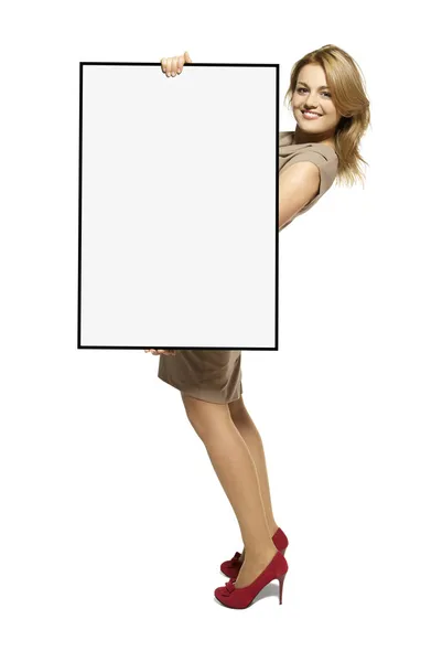 Attraktive Frau hält ein leeres Schild hoch — Stockfoto