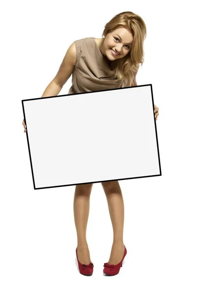 Attraktive Frau hält ein leeres Schild hoch — Stockfoto