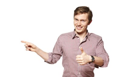 genç adam bir şeyler gösteriyor