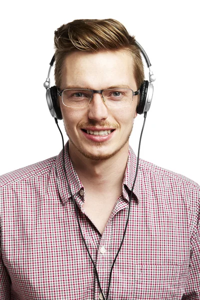 Luistert en glimlacht met koptelefoon — Stockfoto