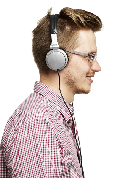 Hört zu und lächelt mit Kopfhörern — Stockfoto