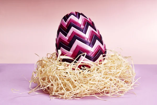 Paskalya yumurtası saman içinde — Stok fotoğraf