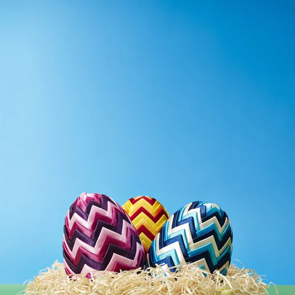 Velikonoční vajíčka v seně — Stock fotografie