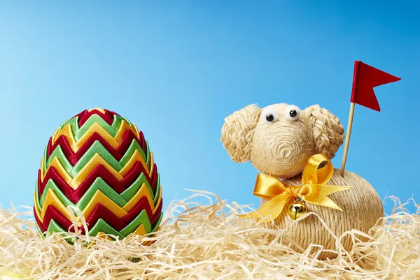 Easter egg and easter lamb in hay — Stock Photo, Image