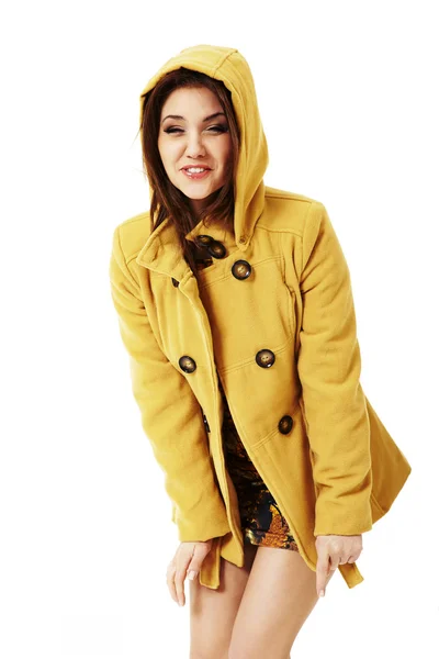 Attraktive Frau im gelben Mantel — Stockfoto