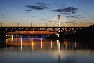 suya yansıyan ve gece de vurgulanan köprü
