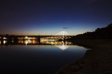 suya yansıyan ve gece de vurgulanan köprü