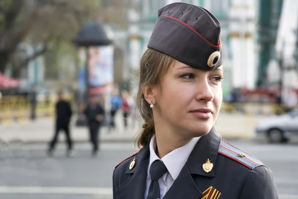 The girl police officer in the city of St. Petersburg. — Stock Photo, Image