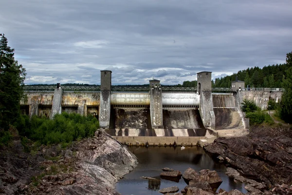 Weergave van de dam van een waterkrachtcentrale — Stockfoto