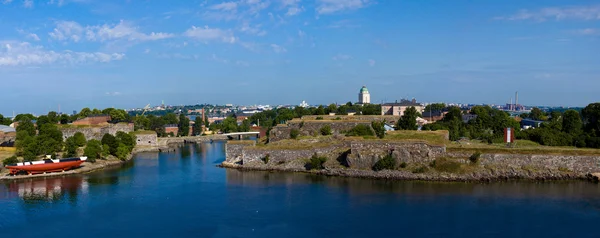 Panoramiczny widok na twierdzy suomenlinn w letni dzień — Zdjęcie stockowe