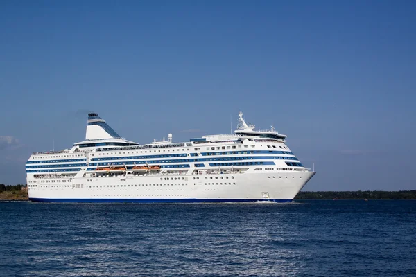 De cruise liner drijft door zee — Stockfoto