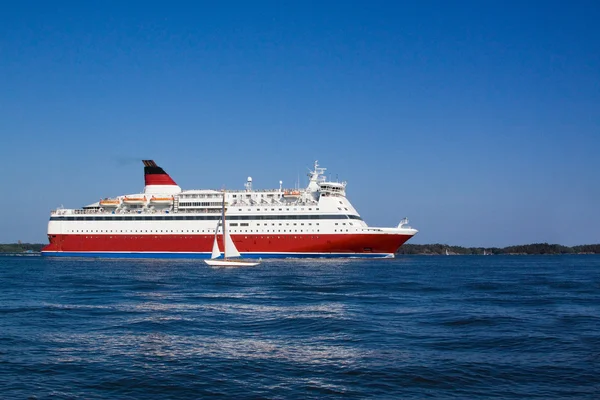 Das Kreuzfahrtschiff schwimmt auf See — Stockfoto