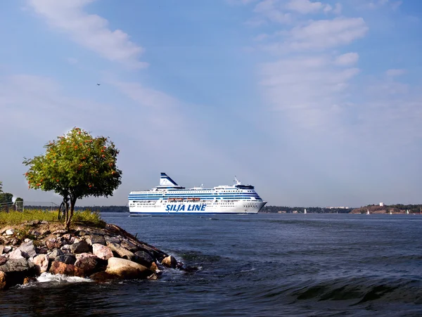 HELSINKI, FINLANDIA-AGOSTO 18: Il traghetto Silja Line parte dal porto di Helsinki, Finlandia 18 agosto 2013.Paromy Silja Line di voli regolari tra Helsinki e Stoccolma — Foto Stock